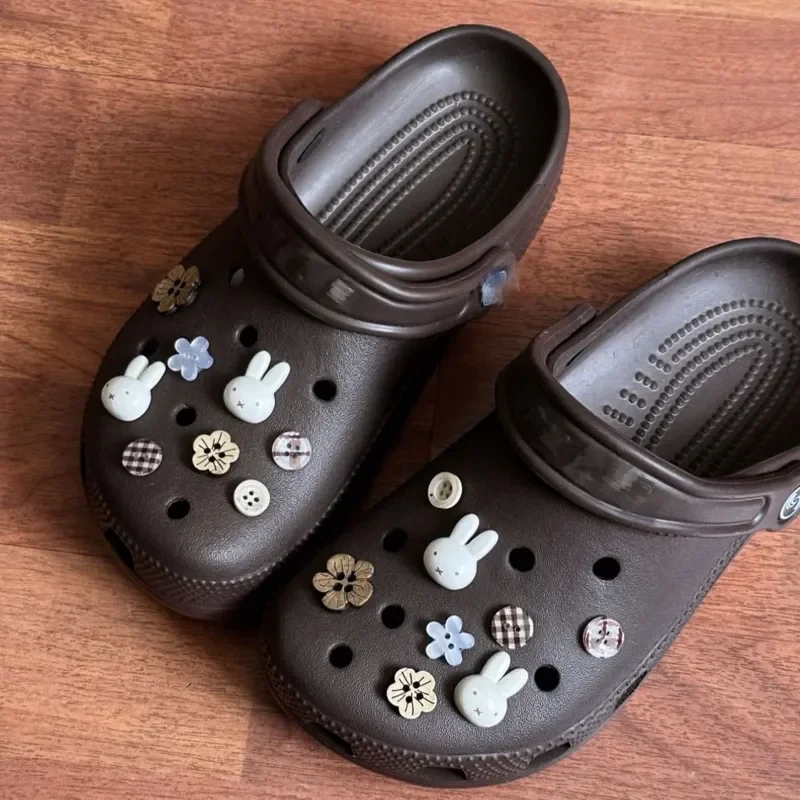 Фото Аниме-шармы в виде кролика и цветка с кнопочной застежкой для обуви Crocs и сабо с отверстиями, украшения для обуви своими руками, подарок для повседневного стиля и использования. №1