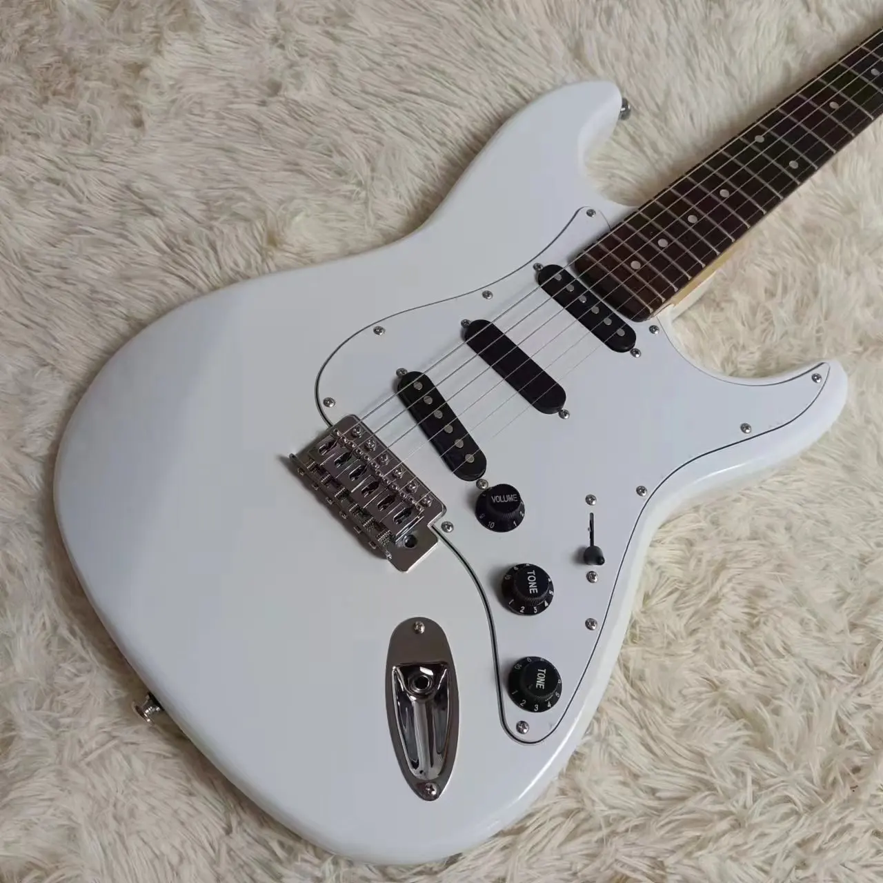 

Hot selling electric guitar products, white big head groove, rose wood fingerboard, ST style quality!