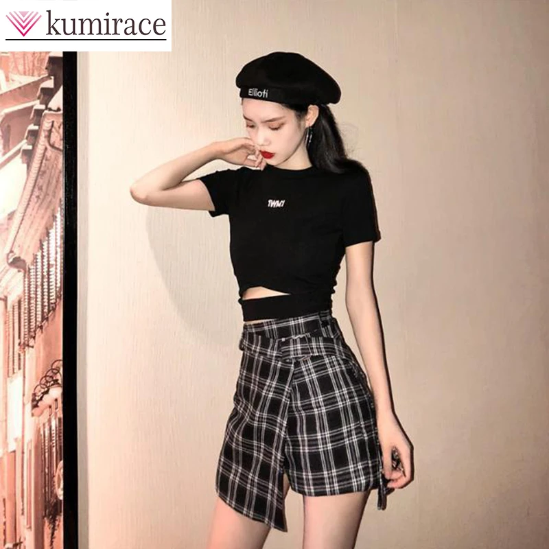 Модный женский костюм с юбкой весна-лето