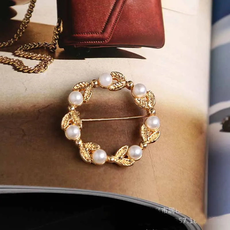 Женская брошь в стиле ретро с жемчугом