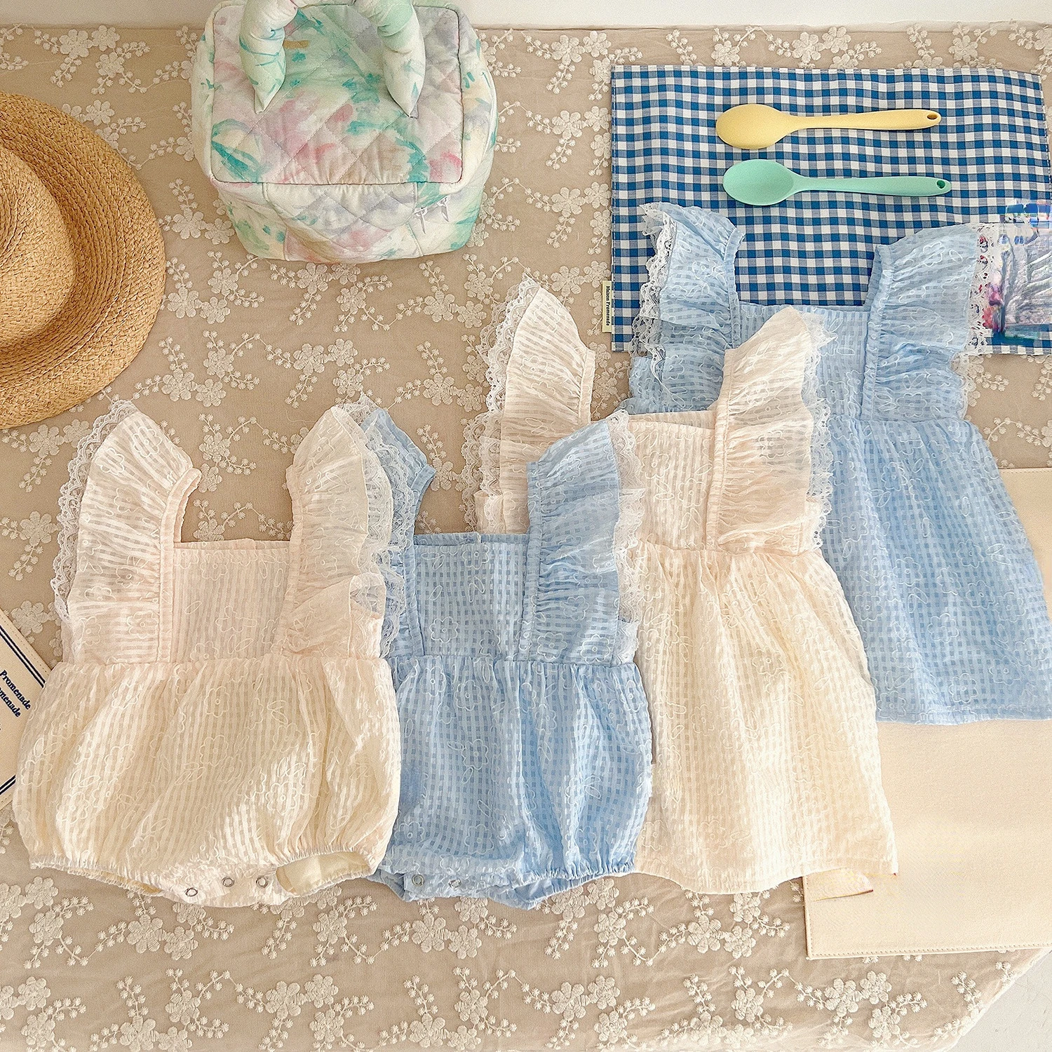 

Детское летнее платье с оборками, кружевным бантом и бантом