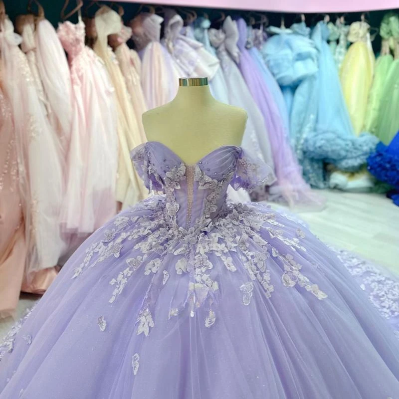 Сиреневое платье Quinceanera бальное с открытыми плечами и бантом украшенное бисером