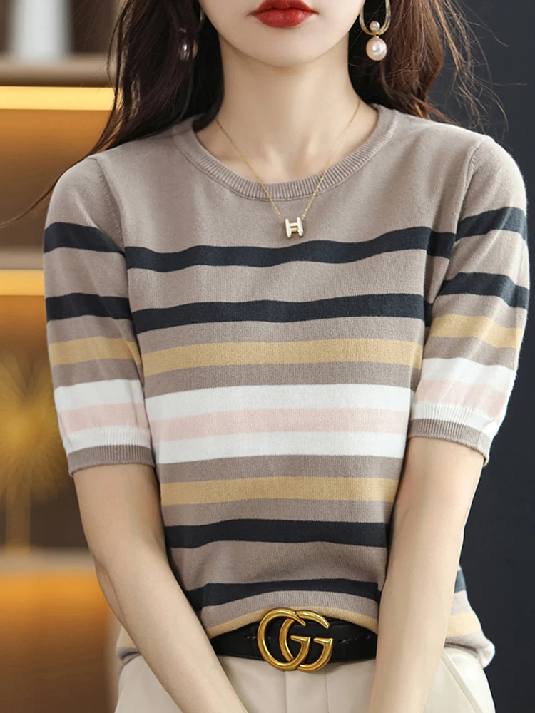 

Женская трикотажная футболка в контрастную полоску