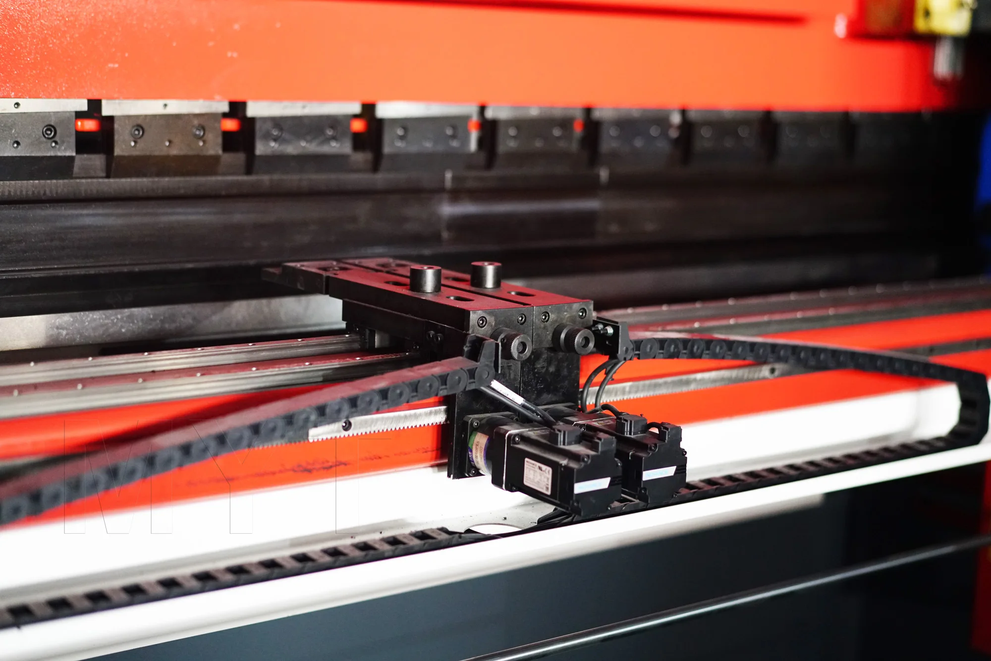 Гибридный гидравлический персрем Prijs с сенсорным экраном Delem Da 66T