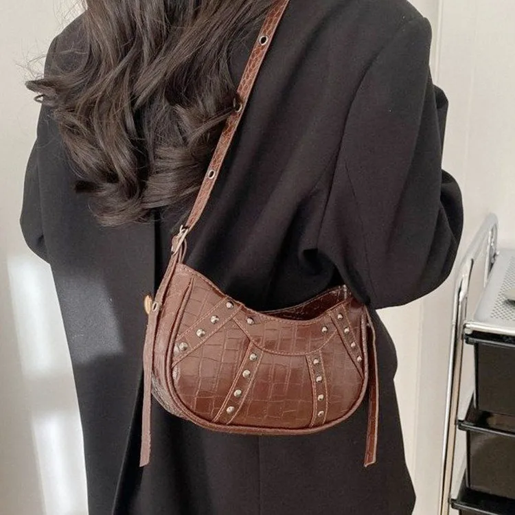 

Сумка-хобо женская кожаная с заклепками, на плечо, 2023