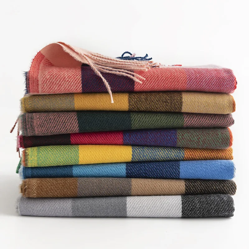 Женский теплый шарф в клетку