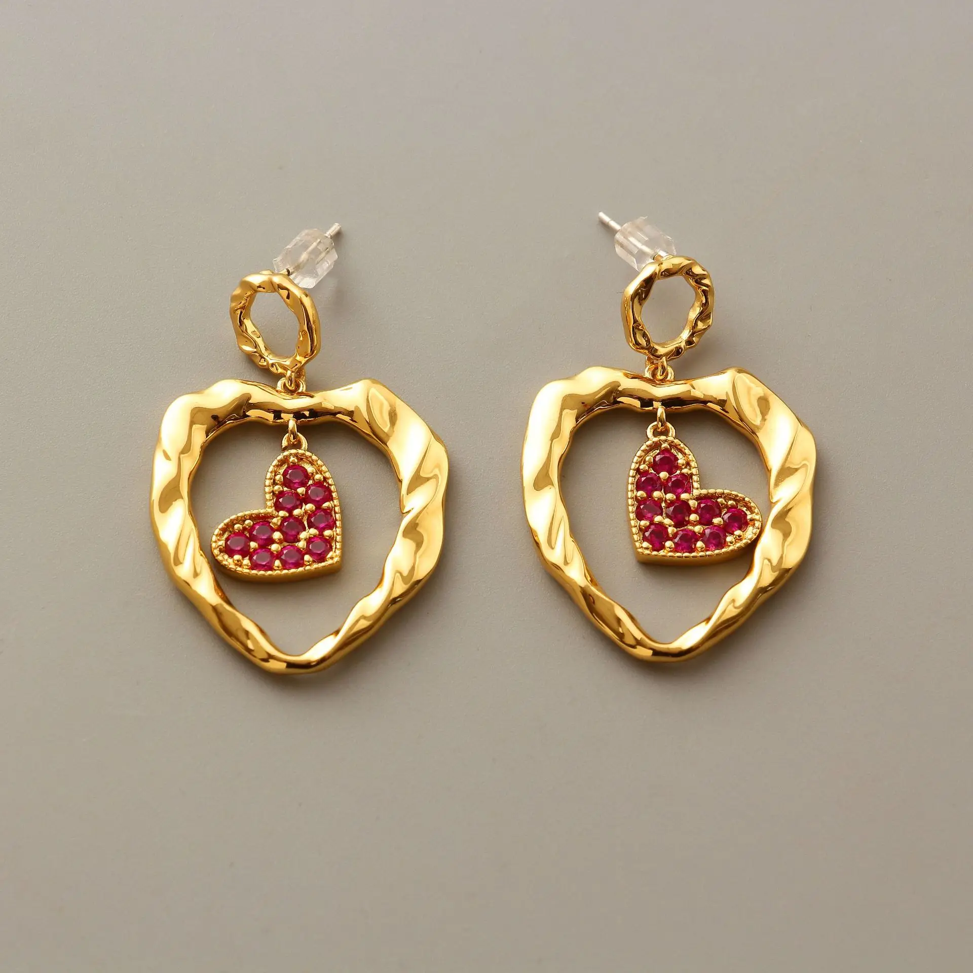 

Модный темпераментный дизайнерский выпуклый и выпуклый двойной персиковый сердечек Серебряная булавка 925 пробы