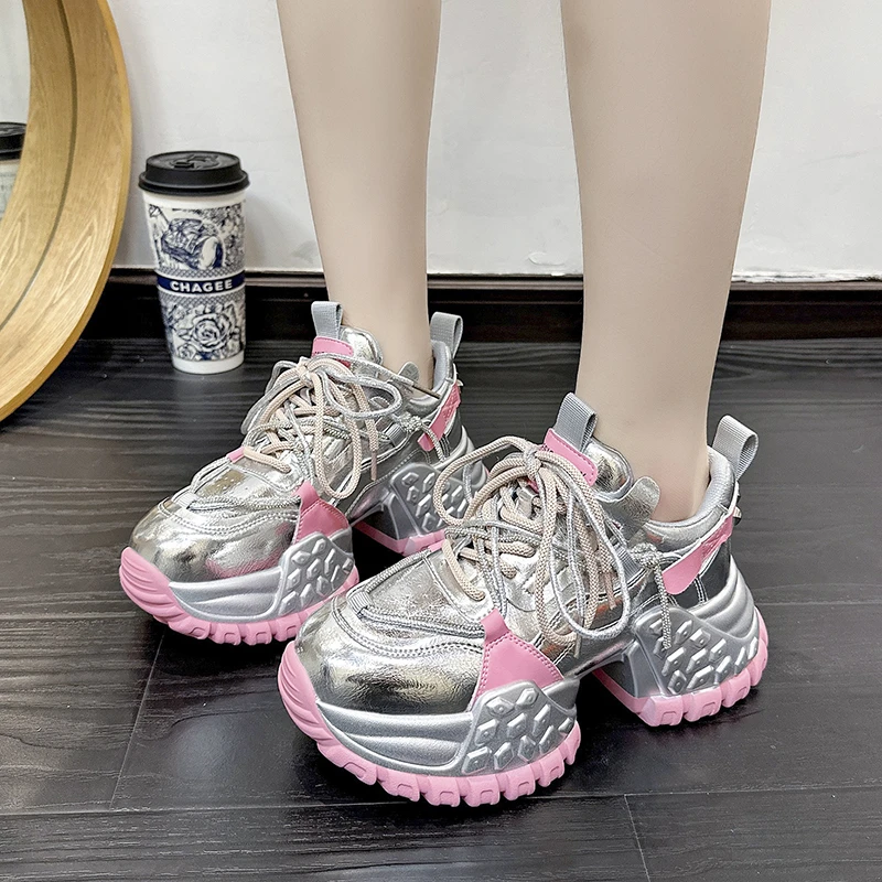 Женские кроссовки на платформе кожаные радужной расцветки шнуровке украшенные