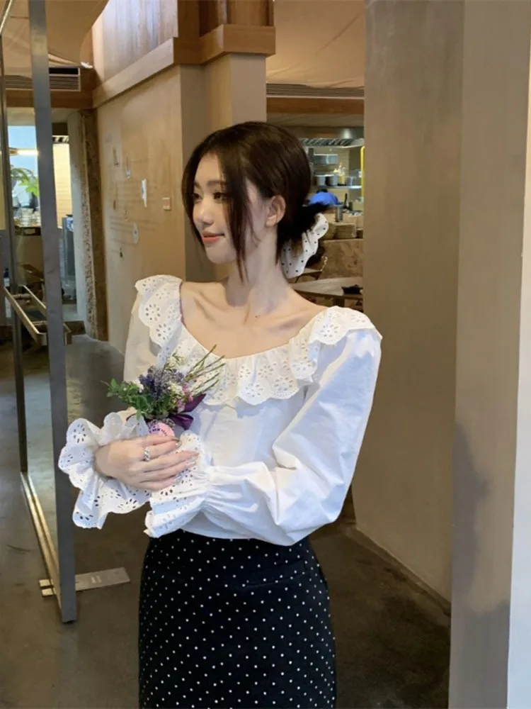 Женская блузка с расклешенным рукавом белая кружевная круглым вырезом и