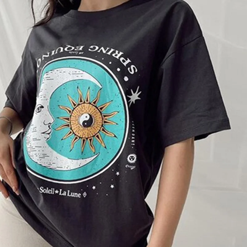 

Женская футболка с коротким рукавом, черная Повседневная Готическая футболка оверсайз в стиле хип-хоп с принтом абстрактного Солнца и Луны,...