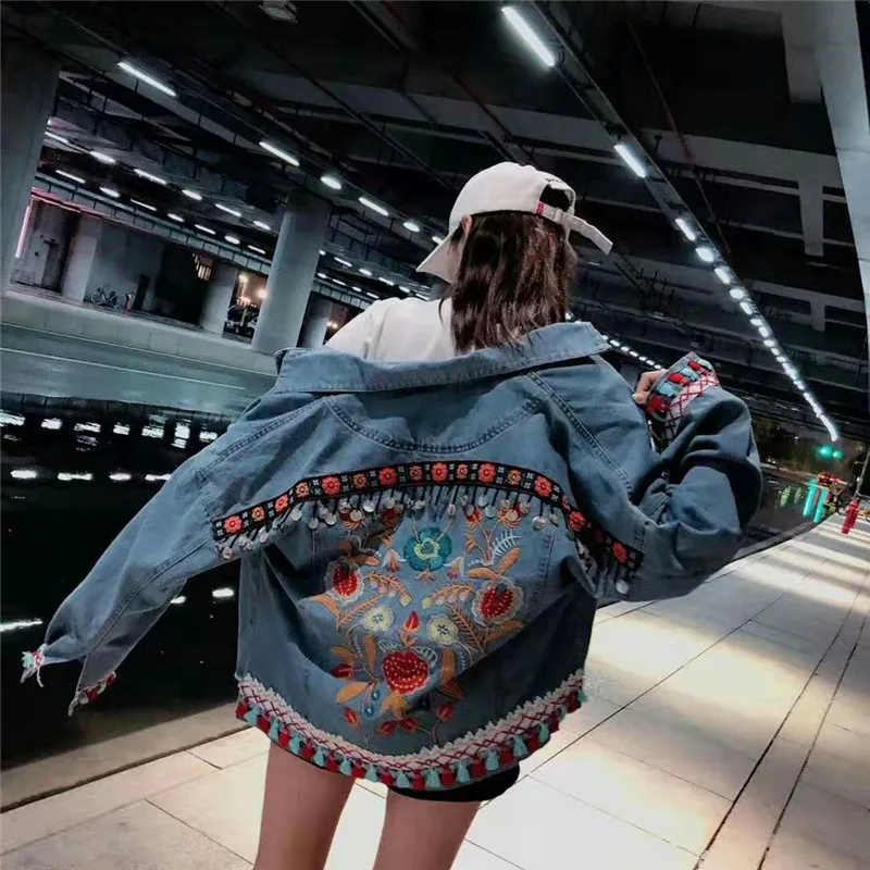 Куртка женская джинсовая с вышивкой и блестками