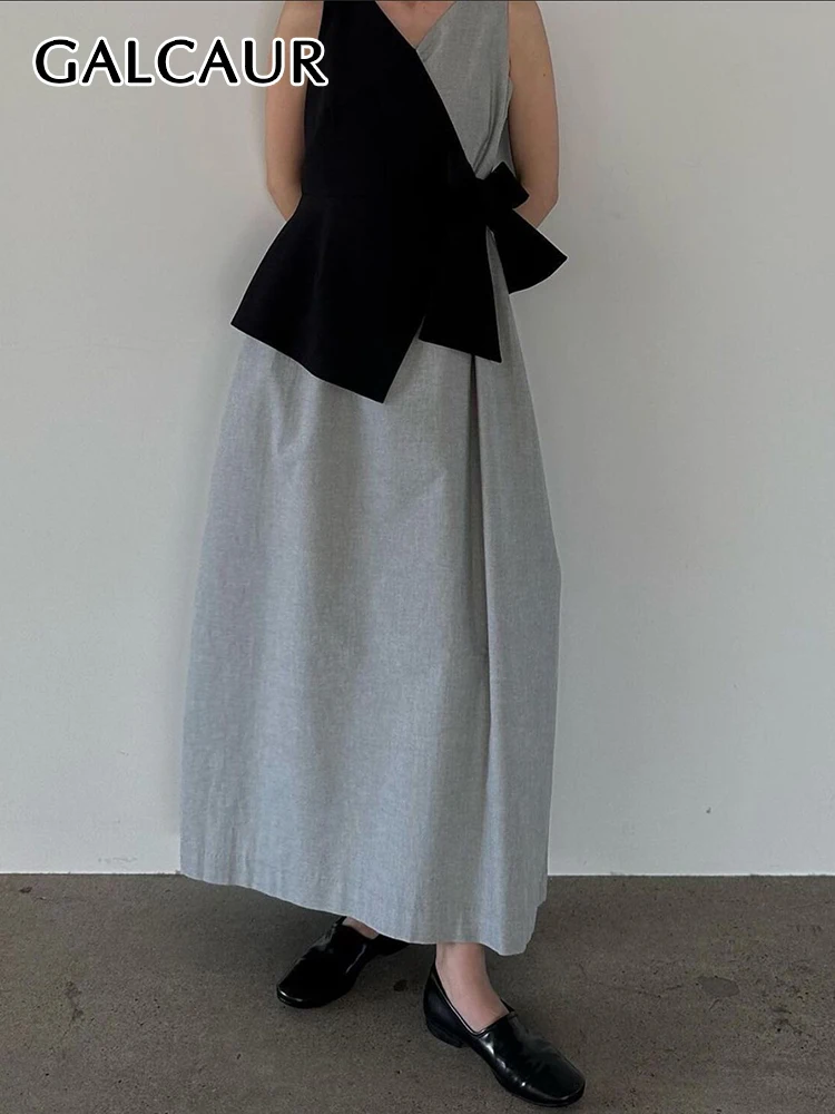 

Платье-макси летнее облегающее без рукавов с V-образным вырезом и открытыми плечами