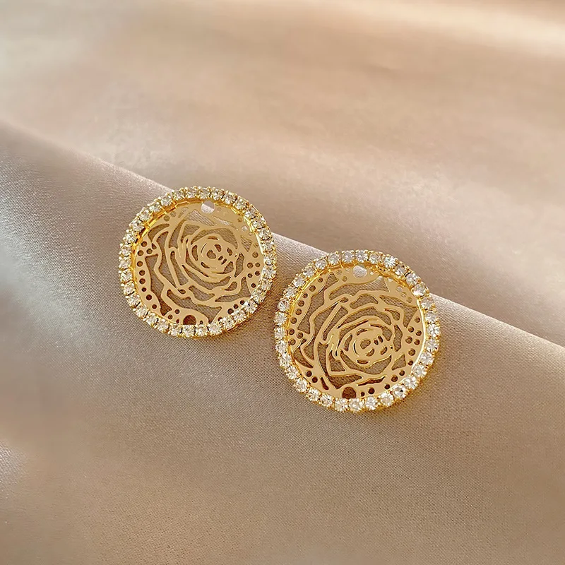 

Женские серьги с крупными геометрическими бриллиантами