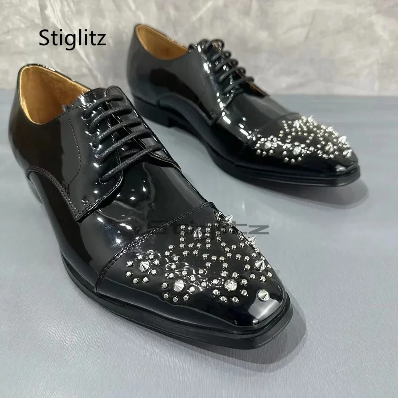 Серебристые женские туфли-оксфорды из лакированной кожи с заклепками Мужская