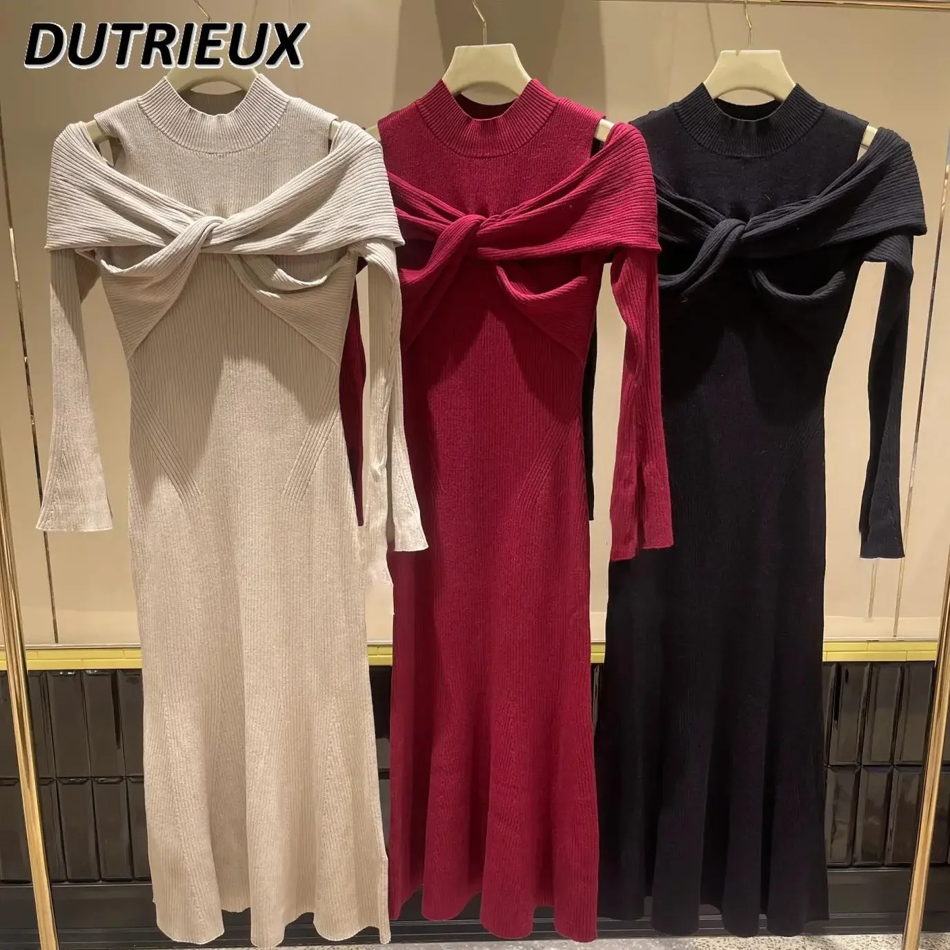 Милое милое облегающее трикотажное платье с открытыми плечами и