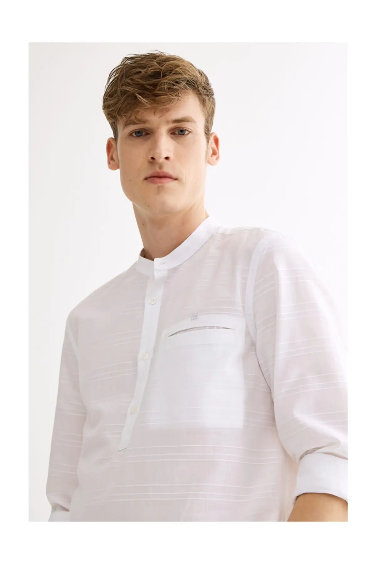 

Мужская приталенная рубашка с флисовыми карманами, белая жаккардовая рубашка в полоску, с воротником судьи