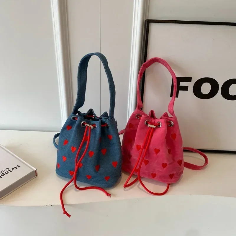 Женская сумка через плечо с вышивкой и завязкой