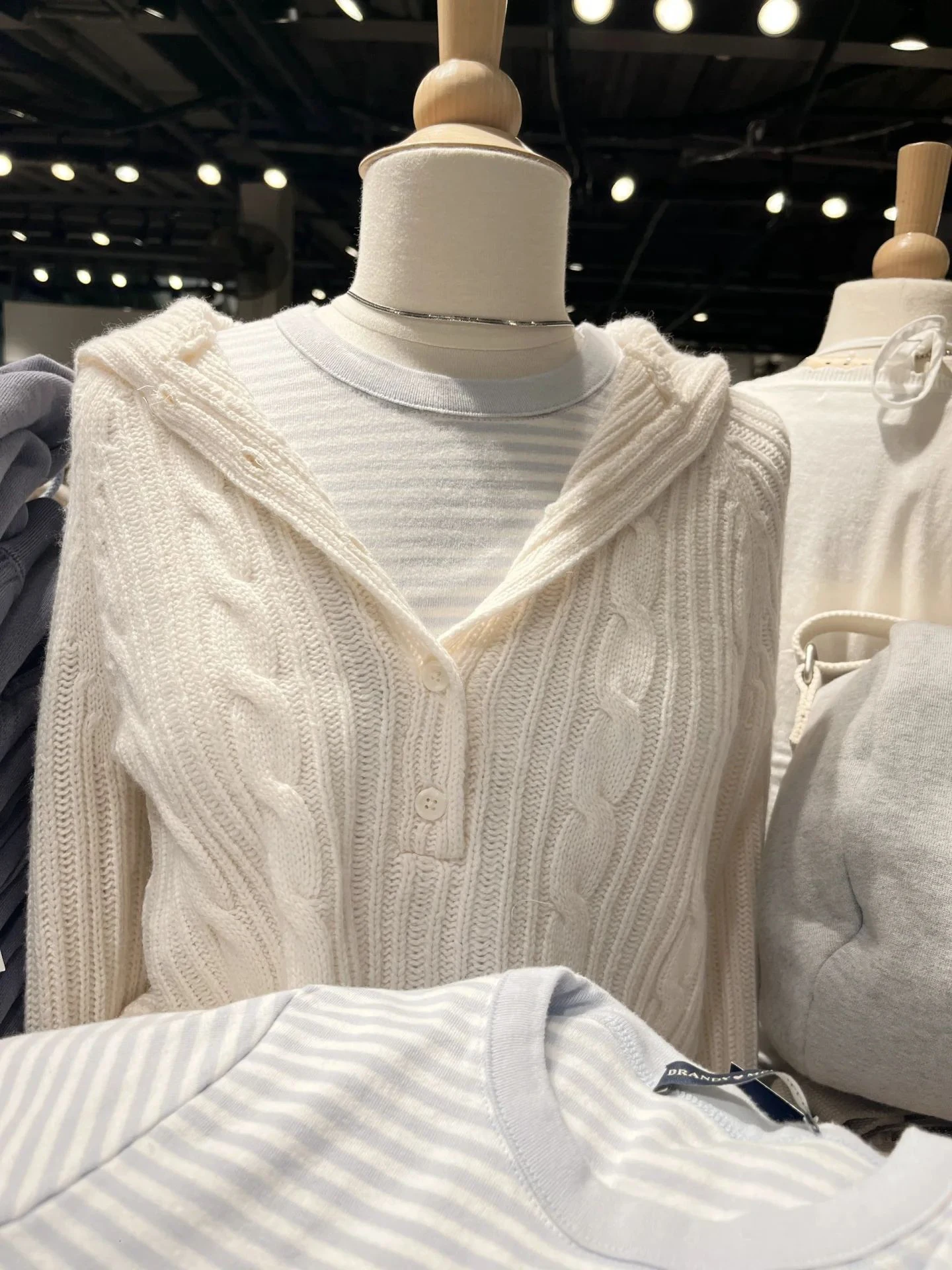 Женский полиэстеровый пуловер NameIsNotDefined бежевого цвета