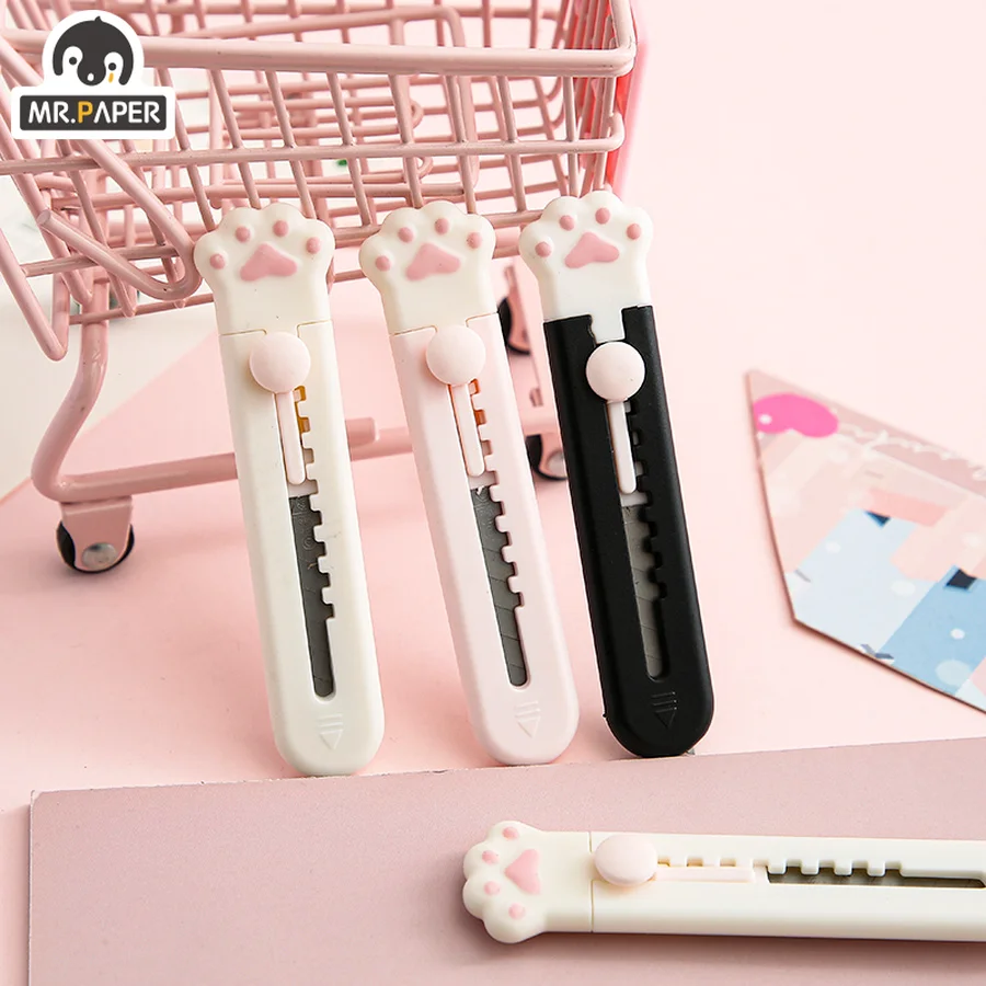 ΠΠ°Π½ΡΠ΅Π»ΡΡΡΠΊΠΈΠΉ ΠΌΠΈΠ½ΠΈ-Π½ΠΎΠΆ Mr.Paper Π² Π²ΠΈΠ΄Π΅ ΠΊΠΎΡΠ°ΡΡΠ΅Π³ΠΎ ΠΊΠΎΠ³ΡΡ, Π½Π΅ΠΎΠ±ΡΡΠ½ΡΠΉ ΠΌΠΈΠ»ΡΠΉ ΡΠ΄ΠΎΠ±Π½ΡΠΉ ΡΡΡΠ½ΠΎΠΉ ΠΈΠ½ΡΡΡΡΠΌΠ΅Π½Ρ Π΄Π»Ρ ΠΎΠ±ΡΠ΅Π·ΠΊΠΈ Π±ΡΠΌΠ°Π³ΠΈ, ΠΊΠ°Π½ΡΠ΅Π»ΡΡΡΠΊΠΈΠ΅ ΡΠΎΠ²Π°ΡΡ Π΄Π»Ρ ΡΡΡΠ΄Π΅Π½ΡΠΎΠ² ΠΠ°Π½ΡΠ΅Π»ΡΡΡΠΊΠΈΠΉ ΠΌΠΈΠ½ΠΈ-Π½ΠΎΠΆ Mr.Paper Π² Π²ΠΈΠ΄Π΅ ΠΊΠΎΡΠ°ΡΡΠ΅Π³ΠΎ ΠΊΠΎΠ³ΡΡ, Π½Π΅ΠΎΠ±ΡΡΠ½ΡΠΉ ΠΌΠΈΠ»ΡΠΉ ΡΠ΄ΠΎΠ±Π½ΡΠΉ ΡΡΡΠ½ΠΎΠΉ ΠΈΠ½ΡΡΡΡΠΌΠ΅Π½Ρ Π΄Π»Ρ ΠΎΠ±ΡΠ΅Π·ΠΊΠΈ Π±ΡΠΌΠ°Π³ΠΈ, ΠΊΠ°Π½ΡΠ΅Π»ΡΡΡΠΊΠΈΠ΅ ΡΠΎΠ²Π°ΡΡ Π΄Π»Ρ ΡΡΡΠ΄Π΅Π½ΡΠΎΠ²