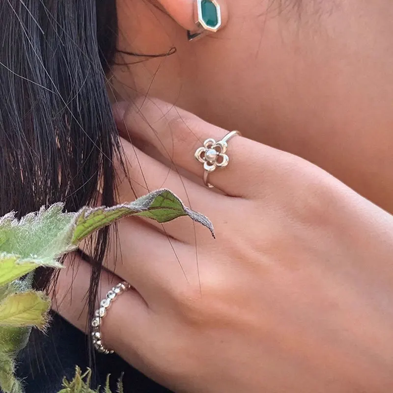 Женское кольцо с искусственным жемчугом серебристое регулируемое цветком