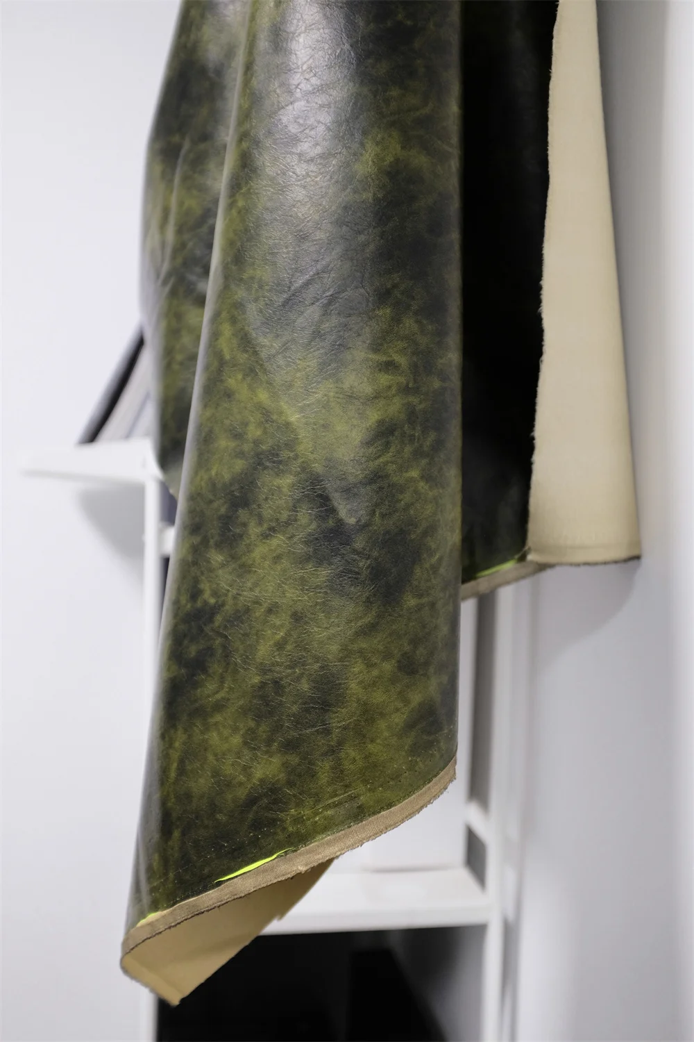 Желто-зеленая ткань для изготовления старой искусственной кожи