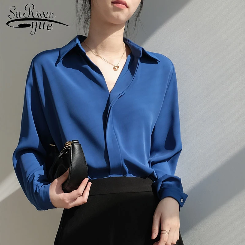 

Новинка 2023, Синяя атласная рубашка, женская модная дизайнерская Блузка с V-образным вырезом, однотонные топы, одежда с длинным рукавом, Офисная Женская шикарная верхняя одежда 16884