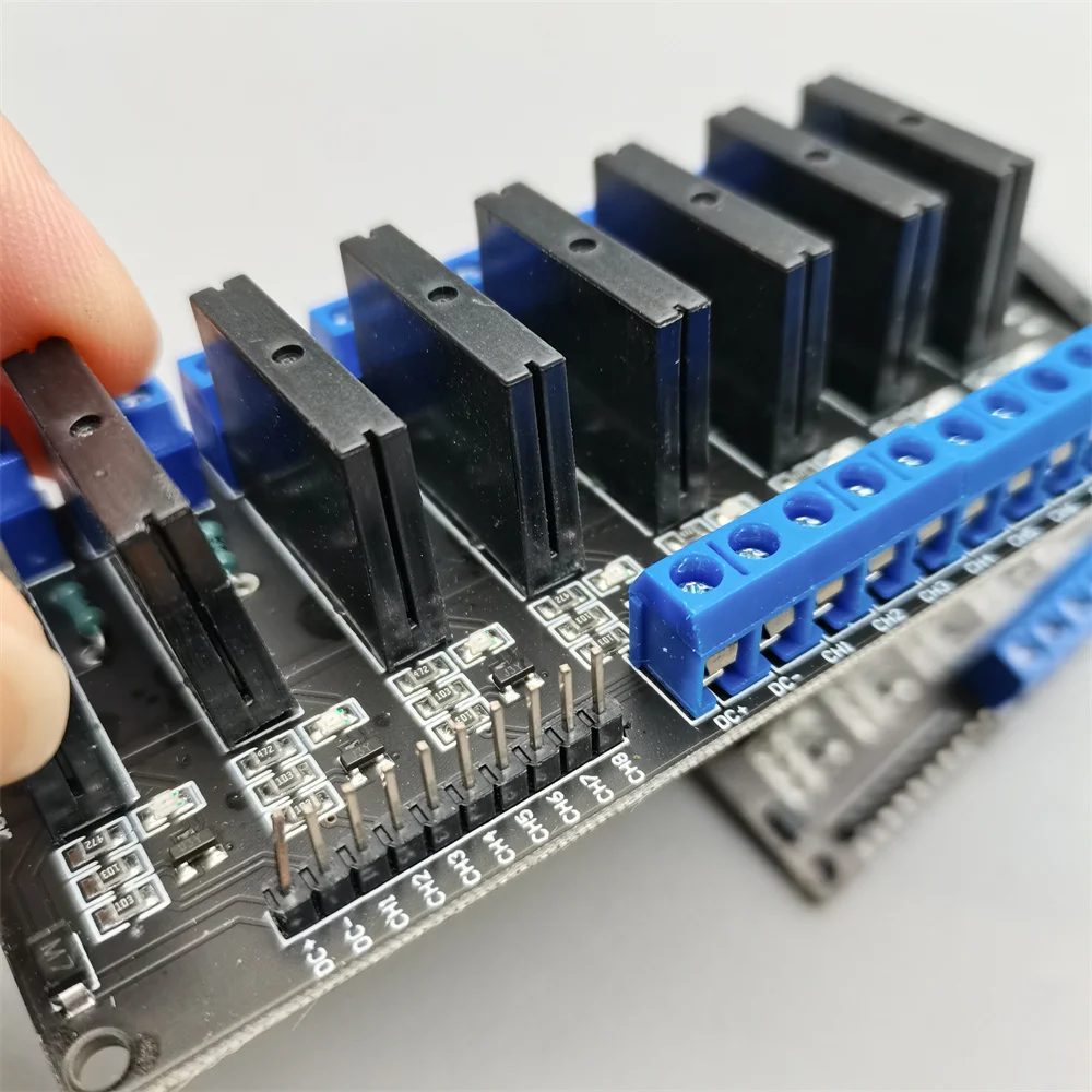 1PC Управление постоянным током переменного тока черный модуль реле твердотельного состояния 5V 12V 24V 1 2 4 6 8 Путь 5V12v24v Высокий и низкий триггер 250V2A включено.