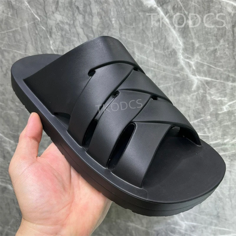

Summer New Brand Crossed Upper Flat Slippers for Men Thick Sole Flat Mules Luxury Brand Cozy Slippers Seaside Holiday Slides