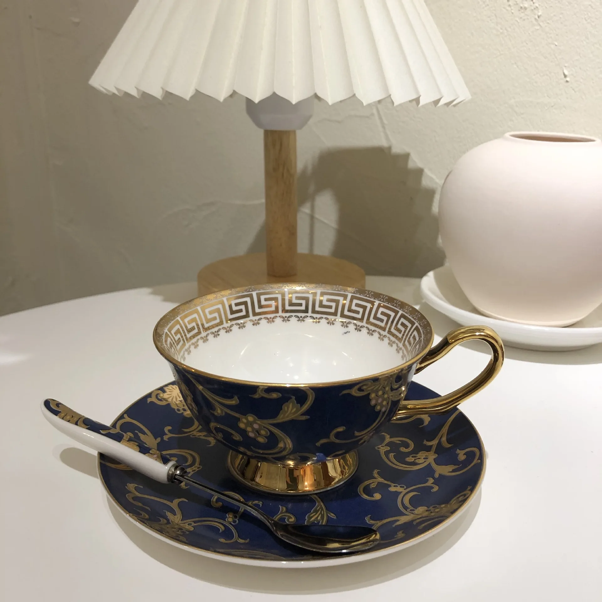 

Кофейная чашка и блюдце в британском стиле, набор из розового костяного фарфора, высококачественный послеобеденный чай, цветочный чайный с...