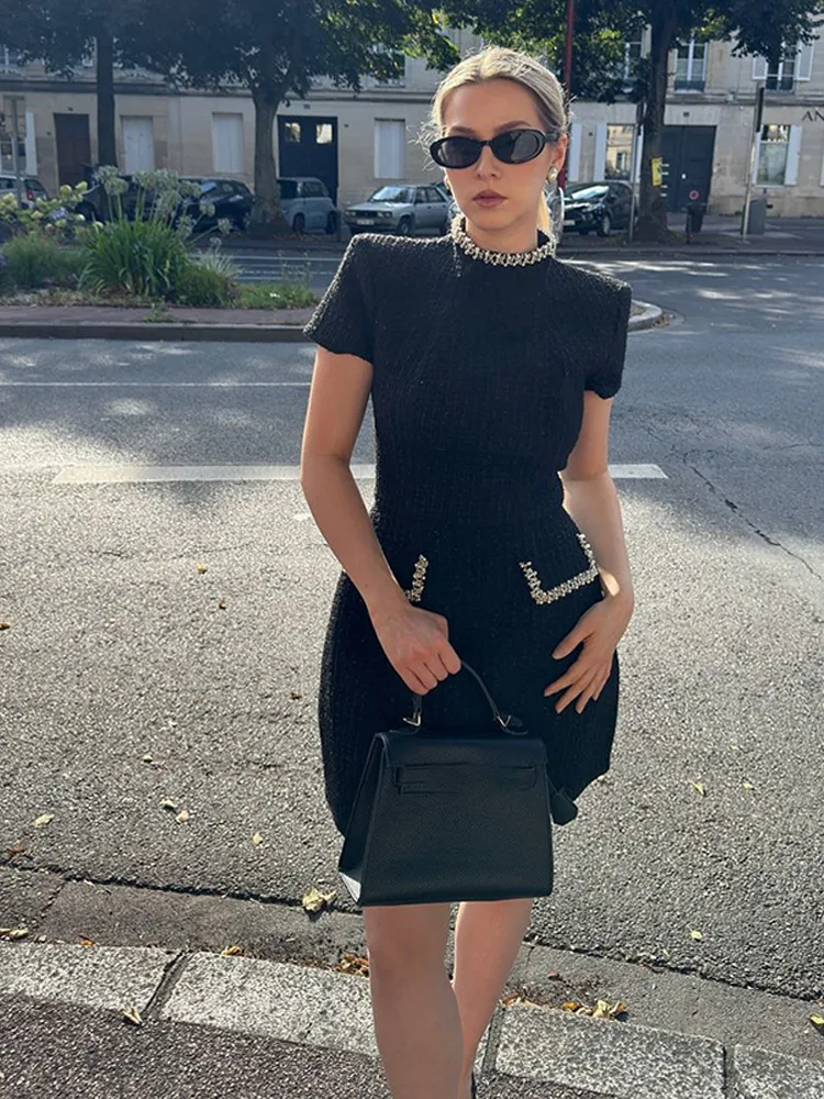 Женское трикотажное платье-трапеция с круглым вырезом и коротким рукавом