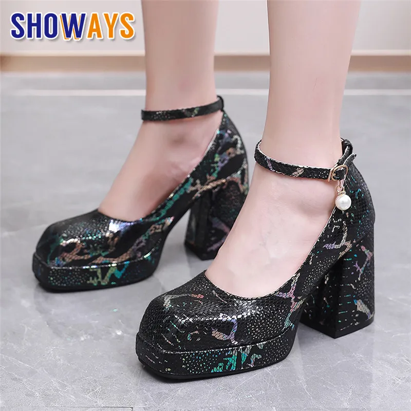 

Туфли-лодочки женские на платформе, с принтом змеиной кожи, высокий толстый каблук, квадратный носок, цвет черный/белый, блестящие, Клубная обувь с ремешком на щиколотке, весна-лето