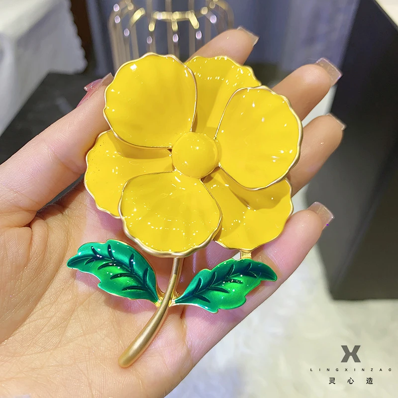 

Vintage Yellow Red Big Flower Brooches for Women Elegant Design High-grade Enamel Pins Drop Oil Corsage Clothing Accessories