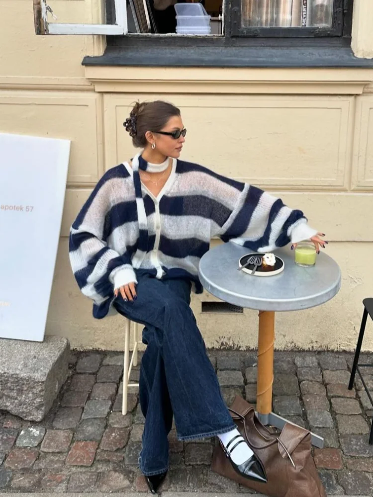 Женский трикотажный кардиган в контрастную полоску с V-образным вырезом и