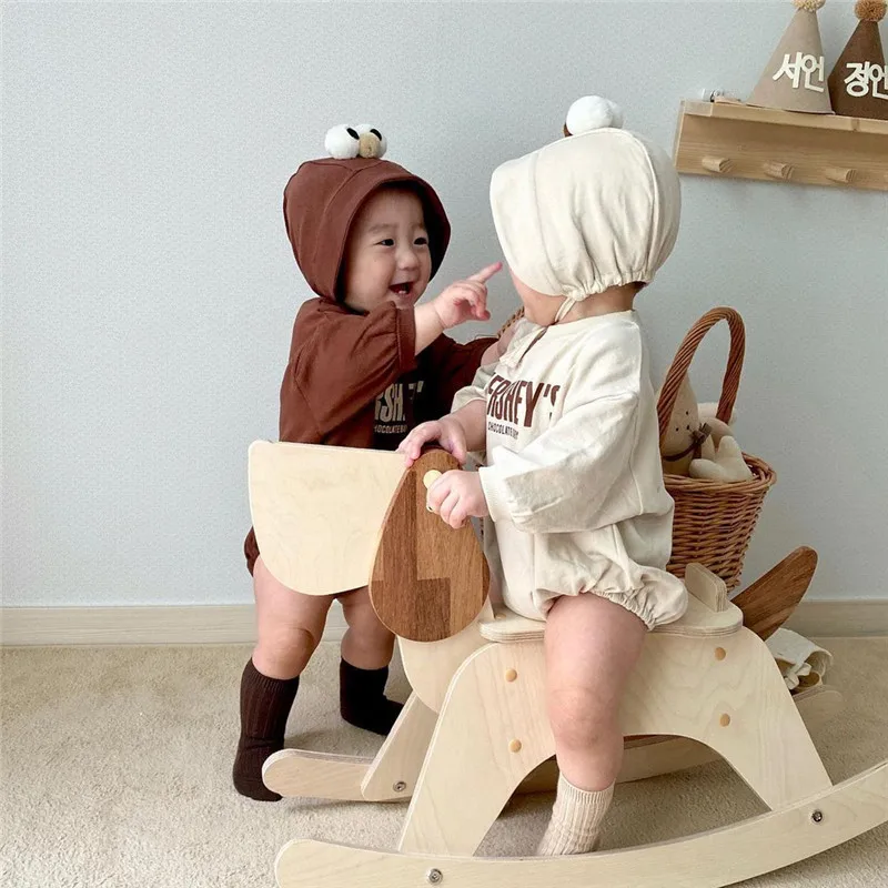 

Детский комбинезон с круглым вырезом, длинным рукавом и надписью