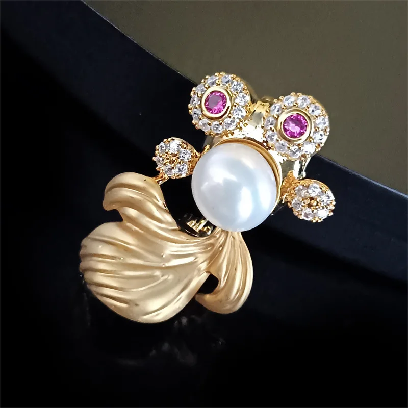 

Fashion Retro High-end Luxury Micro-inlaid Zirconium Freshwater Pearl Goldfish Brooch Cute Little Animal Clothing Accessories