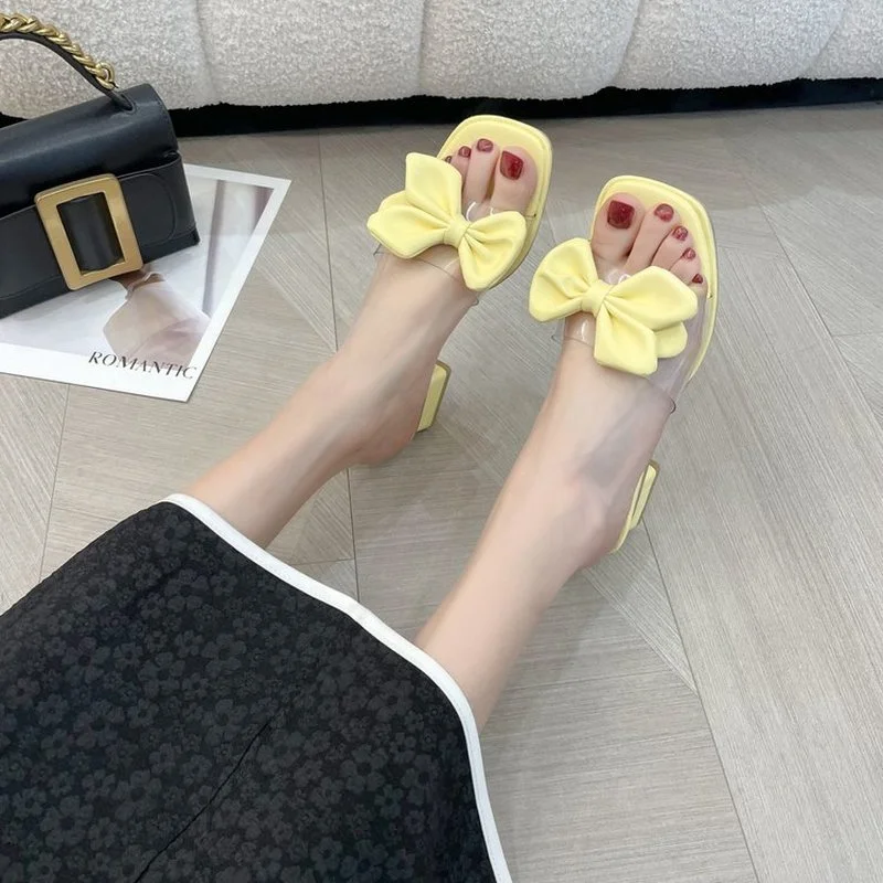 

heels one-word flip-flops, women wear thick heels and semi-drag out online celebrity sandals in summer.