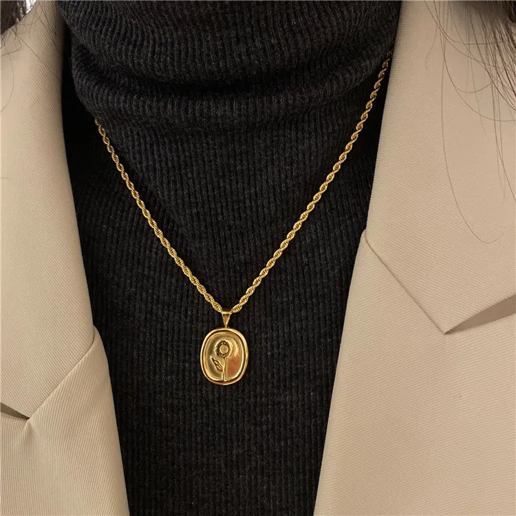 

Retro Sunflower Necklace For Women Titanium Steel Vintage Geometric Sweater Chain Vharm Jewelry Metal Clavicle Chain Wholesale