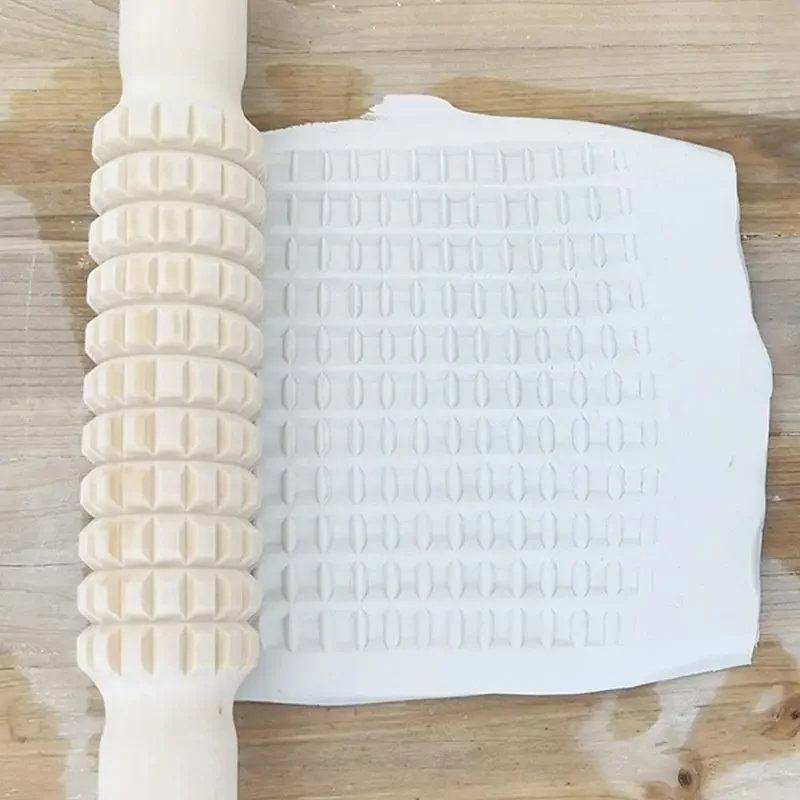 Скалка с деревянной текстурой и прессованным рисунком