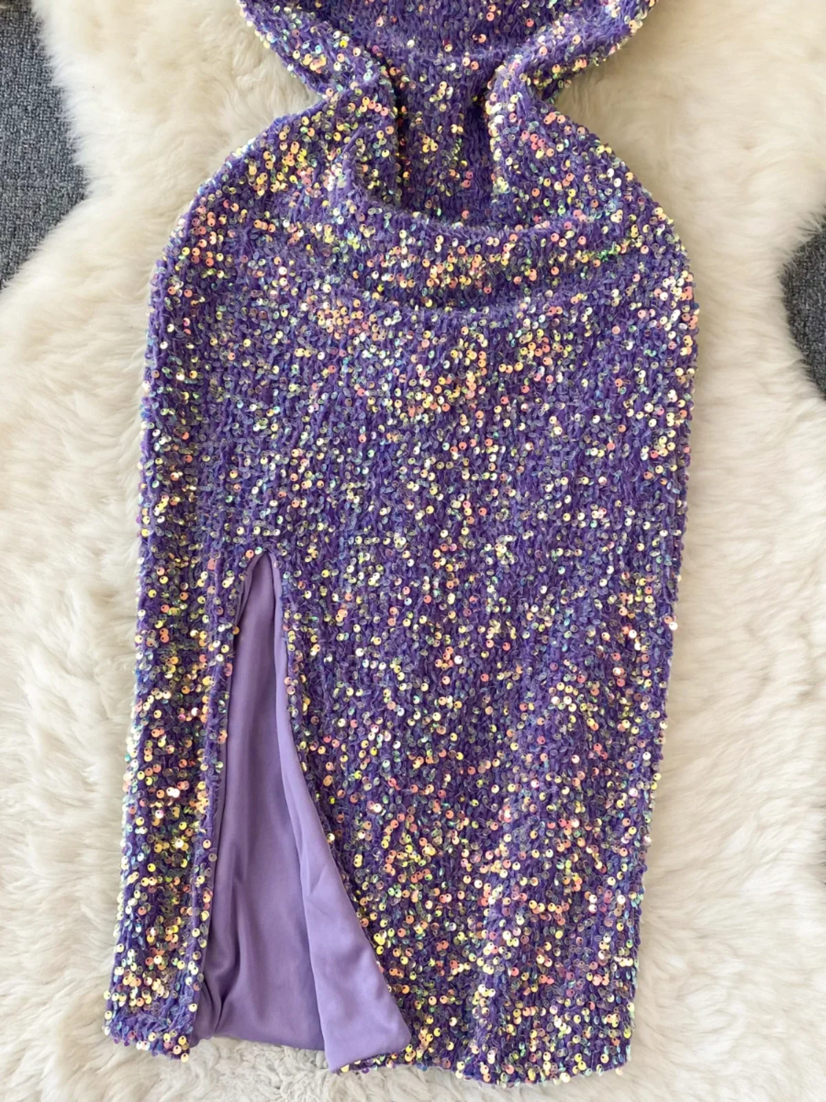 Женское длинное платье миди фиолетового цвета с блестками и разрезом на