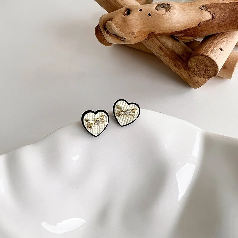 

VSnow Temperament Love Heart Bowknot Stud Earring for Women Ins Style Rhinestones Gold Color Metallic Earring Jewellery