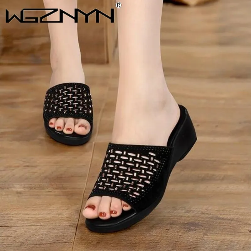 

NEW Women Sandals Slippers Ladies 2022 Summer Fashion Outer Wear Thick Bottom Middle-aged Flat Bottom Non-slip Home Mother Shoes
