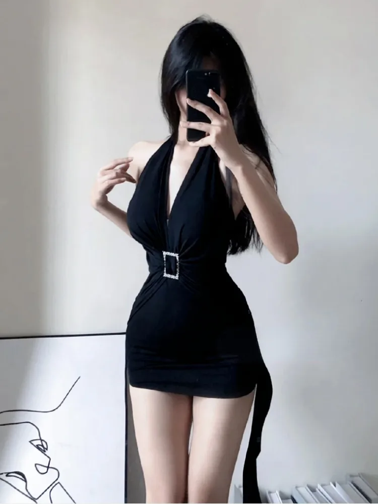 Женское платье с V-образным вырезом лямкой на шее