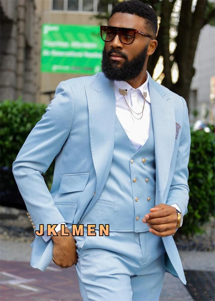 Мужской костюм из трех предметов бежевый с двубортным жилетом лацканами