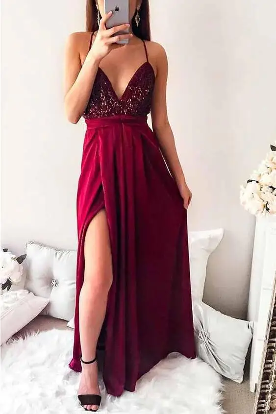 

Длинное вечернее платье с блестками, V-образным вырезом и разрезом сбоку