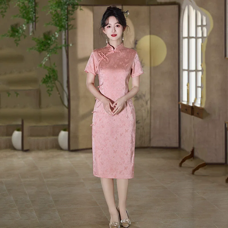 Фото Розовое платье Cheongsam средней длины в китайском стиле с горячим тиснением, молодежное платье 2025 года, новое женское облегающее вечернее платье в стиле ретро с короткими рукавами Qipao №2