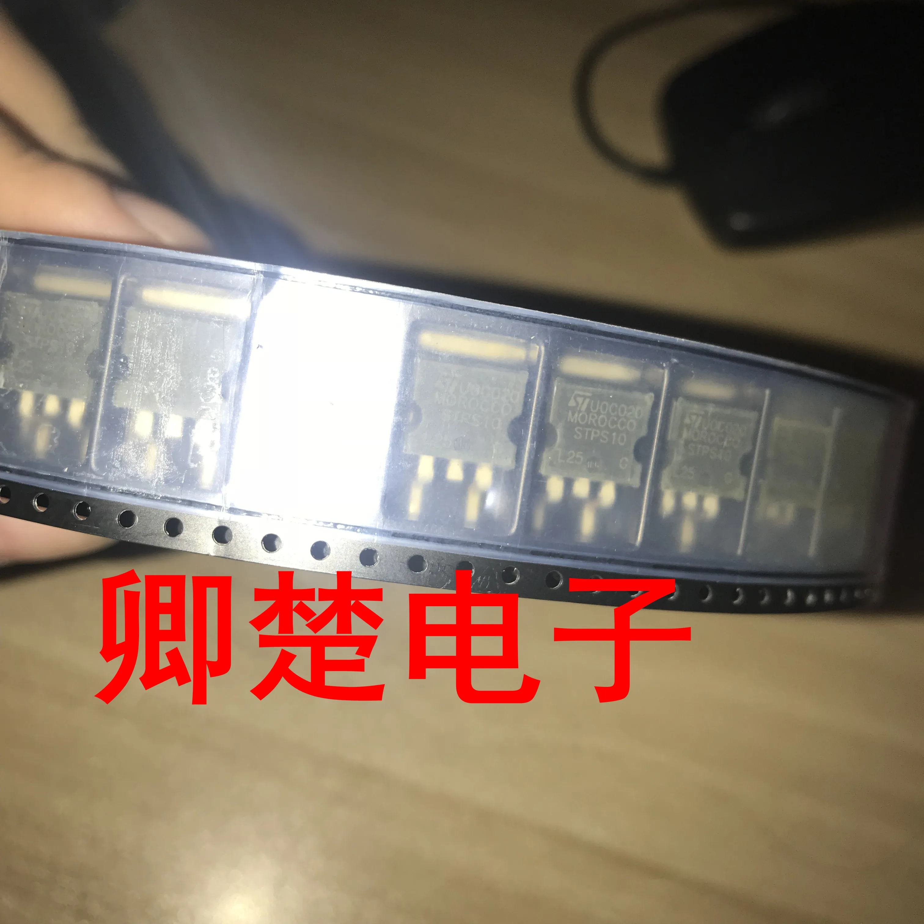 

30 шт. Оригинальный Новый STPS10L25 TO263 D2PAK 10A 25V