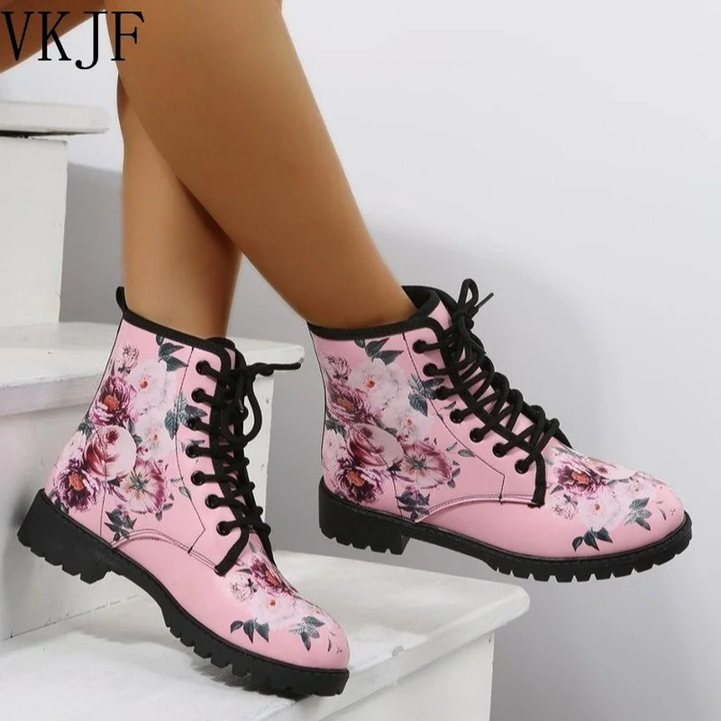 

Женские ботинки на низком каблуке, Новинка осени и зимы 2022, ботинки мартинсы с круглым носком и кружевом, на квадратном каблуке, женские боти...