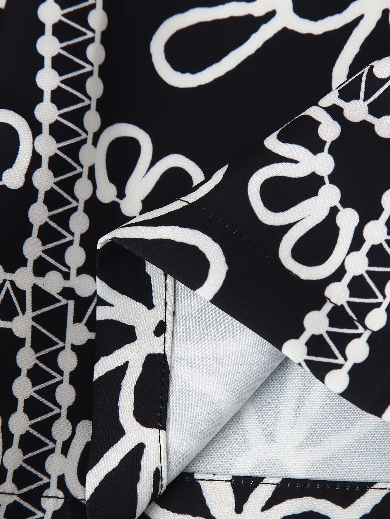 Брюки женские короткие черно-белые с принтом на молнии сбоку