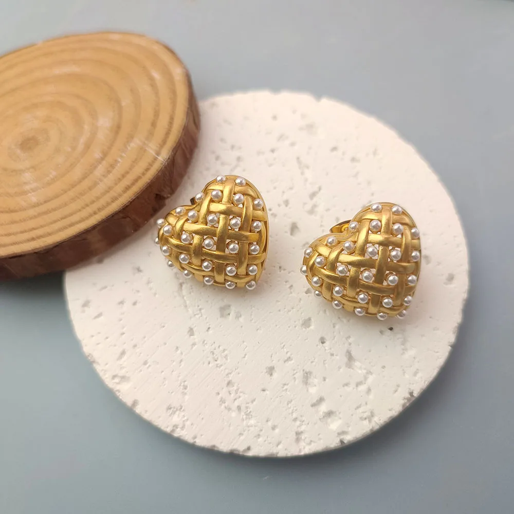 

Женские серьги-гвоздики с жемчугом, серьги в форме сердца с оплеткой, роскошные дизайнерские милые Эффектные серьги, зимняя бижутерия, рожд...