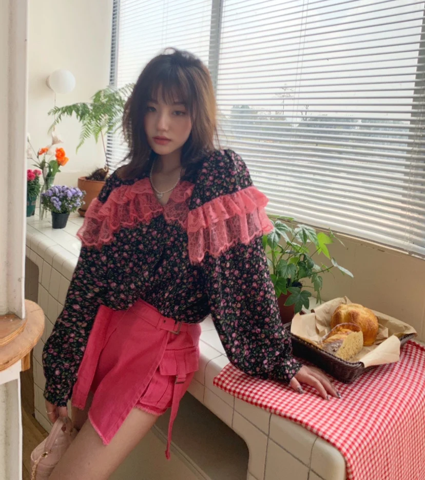 

Новинка Весна 2022 женская одежда нишевая Милая темпераментная кружевная Лоскутная рубашка в стиле ретро с цветочным рисунком